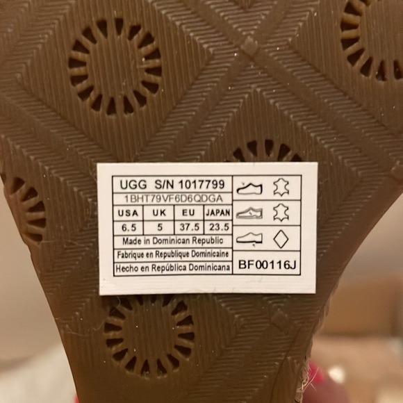 new UGG platforms,spring/summer. Gold metallic,never worn, original box. - Picture 3 of 12